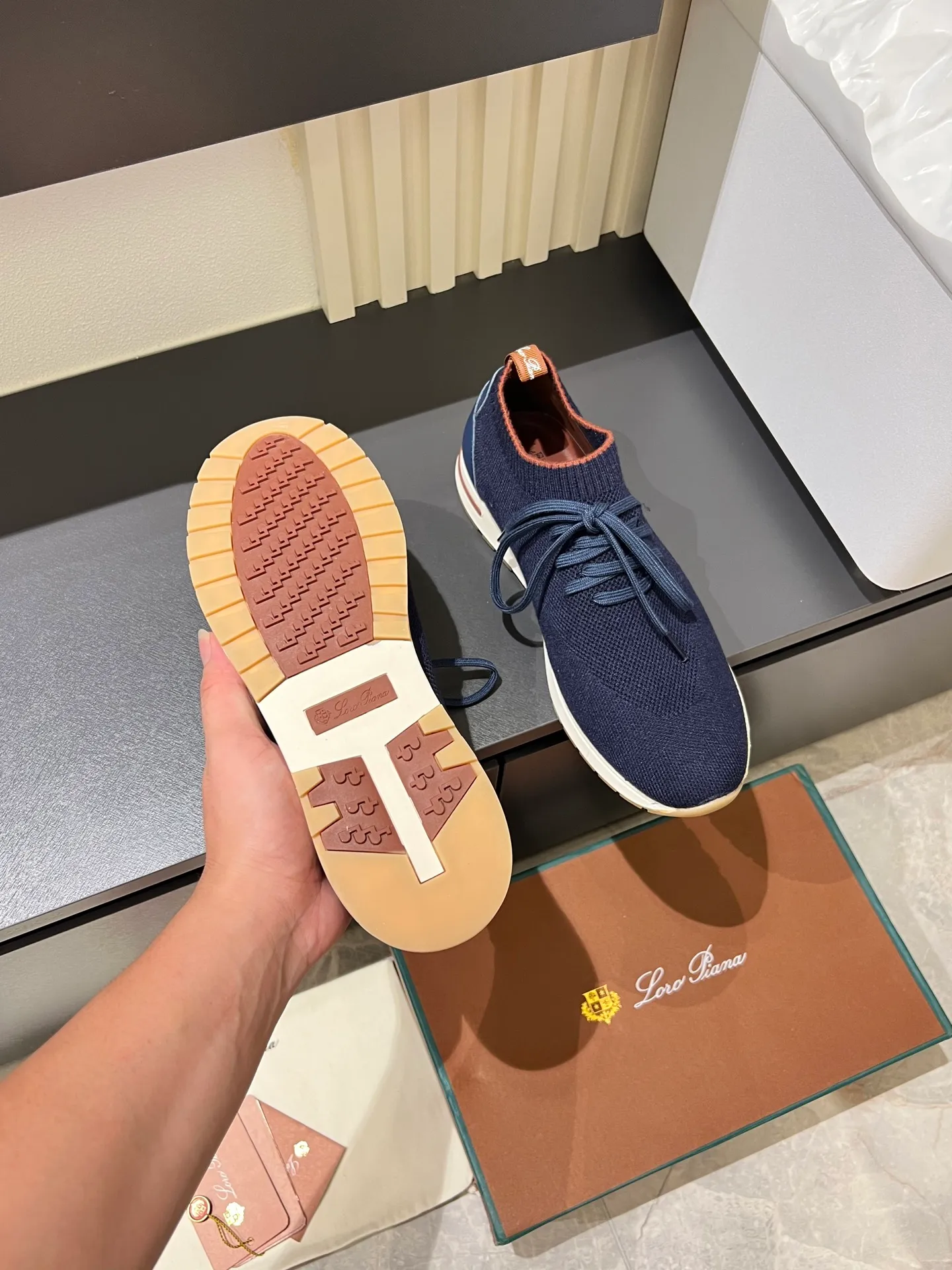 Men's Men's Shoes 💰p380 Loro Men's Shoes 💰piana/Noyo Piana 360 L Men's Shoes 💰p Flexy Walk Men's Sports Shoes These sports shoes are made of knitted wool uppers, and the heel is wrapped in smooth calf leather. Merino sheep are selected from Australia and New Zealand. The upper is machine-woven like a sweater, and then equipped with a white rubber outsole and a Kummel-colored sole. It is both beautiful and non-slip. The fabric is 100% cashmere and the insole is calf leather. It is super comfortable on the feet! Comes with full original packaging! Multiple colors available! Size: 38-44 (45 customized)